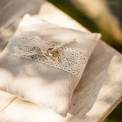 Coussin Porte Alliance En Lin Avec Dentelle